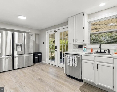 1015 Floyd Avenue - Photo Thumbnail 13