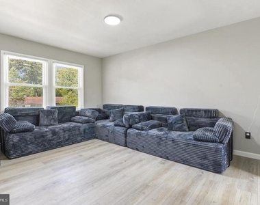 1015 Floyd Avenue - Photo Thumbnail 4