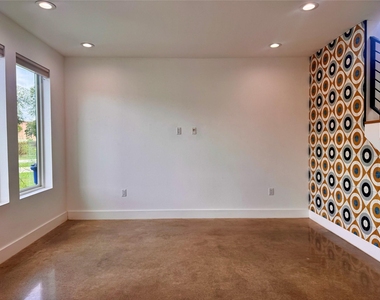2919 E 13th St - Photo Thumbnail 3