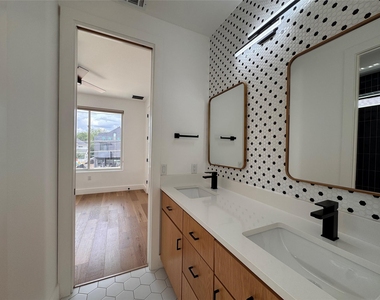 2919 E 13th St - Photo Thumbnail 30