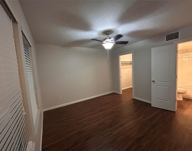 901 E 40th St - Photo Thumbnail 7