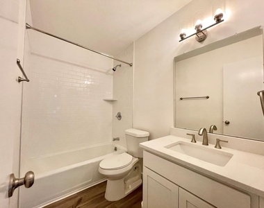 1304 Summit St - Photo Thumbnail 5