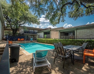 1304 Summit St - Photo Thumbnail 9