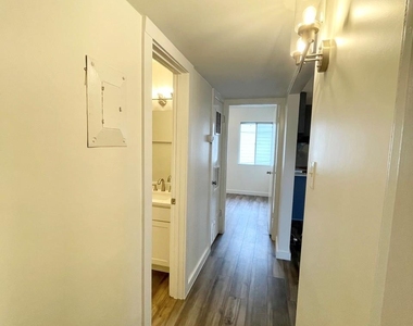 1304 Summit St - Photo Thumbnail 4