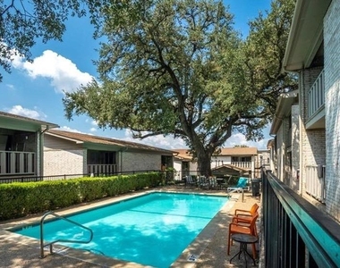 1304 Summit St - Photo Thumbnail 11