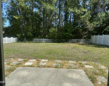 13735 Devan Lee Drive E - Photo Thumbnail 15