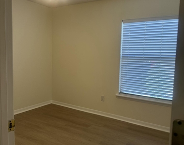 13735 Devan Lee Drive E - Photo Thumbnail 8
