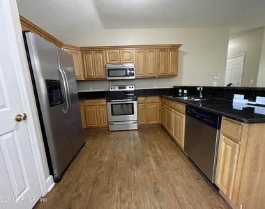 622 Center Street N - Photo Thumbnail 4