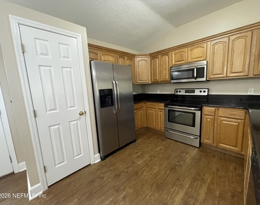622 Center Street N - Photo Thumbnail 3