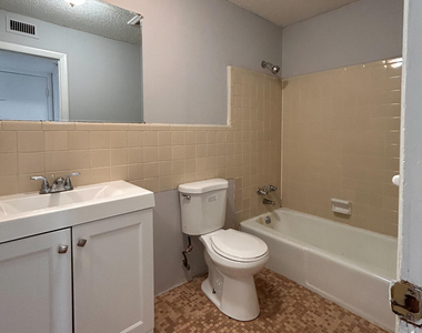 1124 Woodruff Avenue - Photo Thumbnail 9