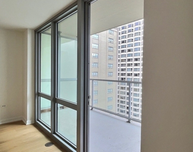160 E Illinois Street - Photo Thumbnail 8