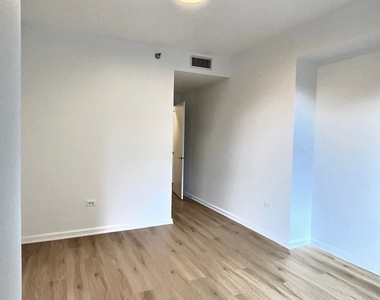 160 E Illinois Street - Photo Thumbnail 5