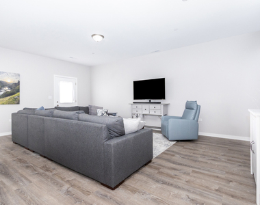 1035 Gillespie Lane - Photo Thumbnail 3