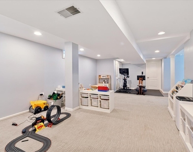 1094 Pine Street - Photo Thumbnail 19