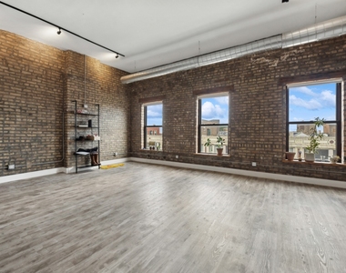 1572 N Milwaukee Avenue - Photo Thumbnail 2