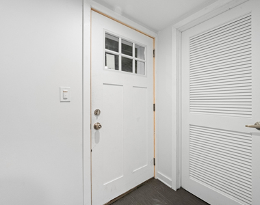 2737 W Lunt Avenue - Photo Thumbnail 11