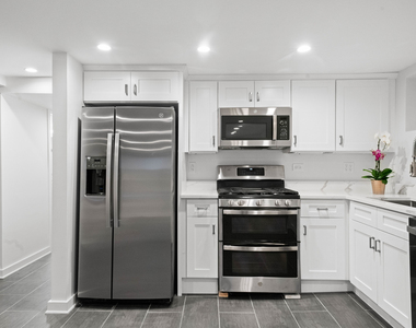 2737 W Lunt Avenue - Photo Thumbnail 4