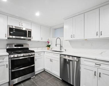 2737 W Lunt Avenue - Photo Thumbnail 6