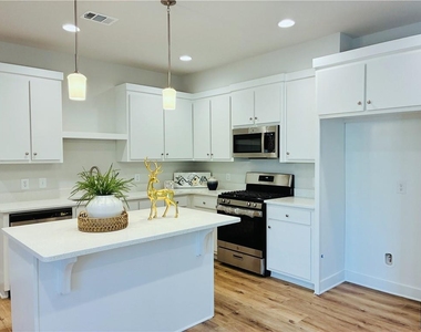 1101 North Village Drive - Photo Thumbnail 9