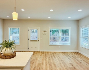 1101 North Village Drive - Photo Thumbnail 11