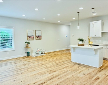 1101 North Village Drive - Photo Thumbnail 7