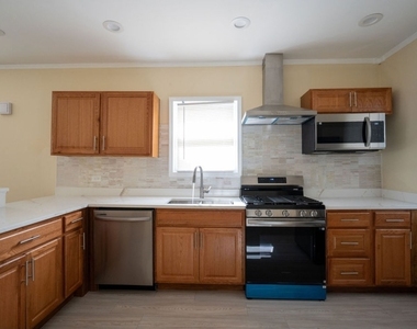 10046 S Perry Avenue - Photo Thumbnail 2