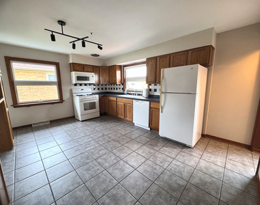 690 N Michigan Street - Photo Thumbnail 3