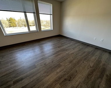 409 Elm - Photo Thumbnail 12
