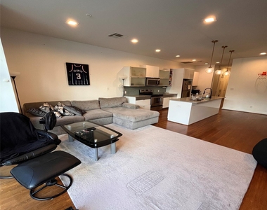 207 Pierce Street - Photo Thumbnail 1