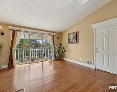 530 Holly - Photo Thumbnail 6