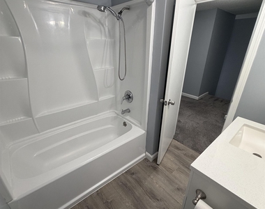 104 Elmwood - Photo Thumbnail 17