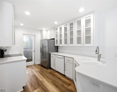 5729 Cove Circle - Photo Thumbnail 8