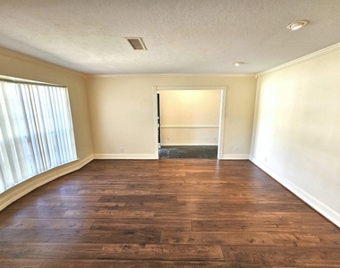 4402 Monteith Drive - Photo Thumbnail 2