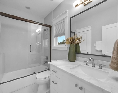 310 W 18th Street - Photo Thumbnail 23