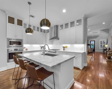 310 W 18th Street - Photo Thumbnail 10