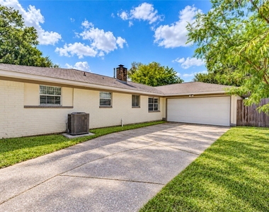 7406 Riptide Drive - Photo Thumbnail 5