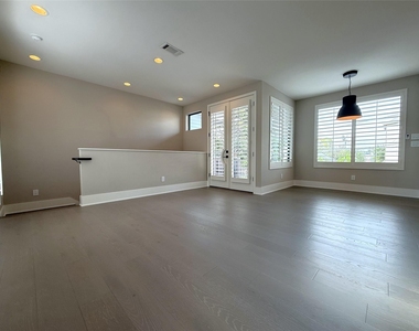 1015 E 27th Street - Photo Thumbnail 8