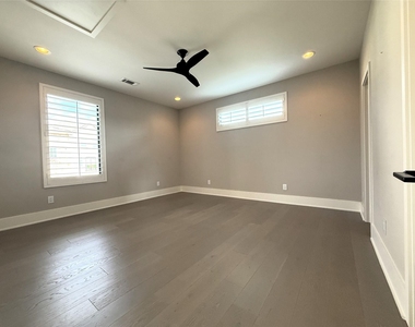 1015 E 27th Street - Photo Thumbnail 11