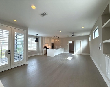 1015 E 27th Street - Photo Thumbnail 4