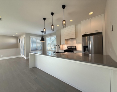 1015 E 27th Street - Photo Thumbnail 5