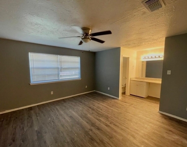 13942 Towne Way Drive - Photo Thumbnail 12