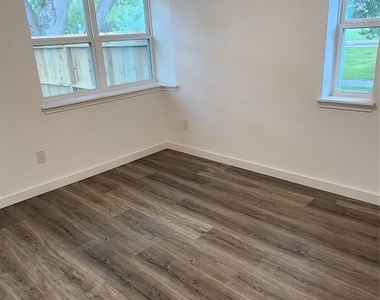 1001 S Iowa Street - Photo Thumbnail 6