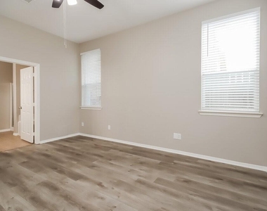 2309 Highland Crossing Drive - Photo Thumbnail 6