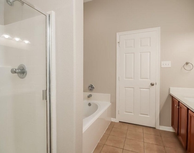 2309 Highland Crossing Drive - Photo Thumbnail 11