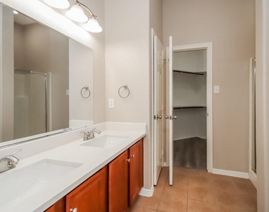 2309 Highland Crossing Drive - Photo Thumbnail 8