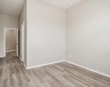 2309 Highland Crossing Drive - Photo Thumbnail 9