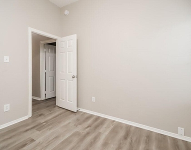 2309 Highland Crossing Drive - Photo Thumbnail 10
