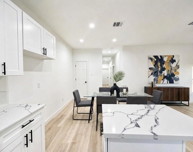 333 Delaware Street - Photo Thumbnail 7