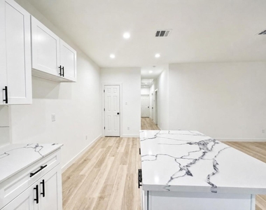 333 Delaware Street - Photo Thumbnail 9