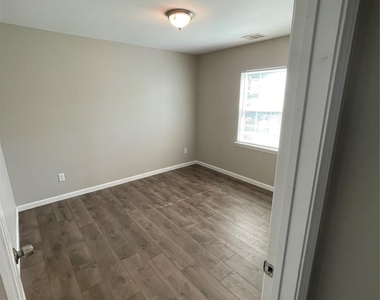 3211 Retta Street - Photo Thumbnail 2